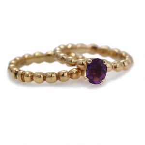 To ringe af 14 kt. guld heraf den ene prydet med facetslebet ametyst. Str. 49.