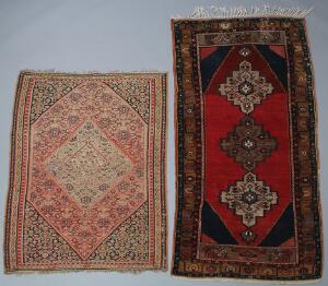To orientalske tæpper. Antikt Senneh kelim. Ca. 1900. 200 x 127. Samt tyrkisk Karapinar tæppe. 1940-1950. 280 x 118.2