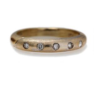 Diamantring af 14 kt. delvist satineret guld prydet med brillantslebne diamanter. Str. 50.
