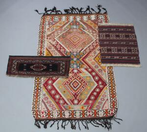 Tre nomade tekstiler. Tyrkisk kelim, ca. 1960. 235 x 135. Taske forside. 100 x 70. Veramin sadeltaske. 110 x 43. 1930-1960.3