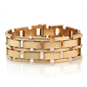 Bredt armbånd af 14 kt. guld. B. ca. 2,3 cm. L. ca. 19 cm. Vægt. 40 g.