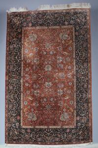 Stort Kashmir silketæppe, Indien. Klassisk persisk 1700-tals gentagelsesmønster med jagtscener, palmetter og rosetter. Fast kvalitet. Ca. 1970-1980. 438 x 295.
