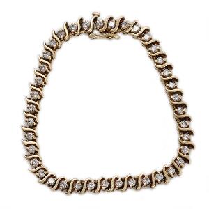 Diamantarmbånd af 14 kt. guld prydet med brillantslebne diamanter. L. ca. 18 cm. Vægt. 18 g.