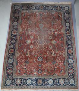 Semiantikt Tabriz tæppe, Persien. Gentagelsesmønster med rosetter, palmetter, cypresser og hængepile på rød bund. 20. årh.s første halvdel. 438 x 338.