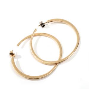 Charlotte Lynggaard Love. Et par ørestikker af 14 kt. satineret guld. Udført hos Ole Lynggaard. Diam. 4,7. Original æske medfølger. 2008. 2