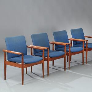 Finn Juhl Diplomatstolen. Et sæt på fire armstole med stel af teak. Sæde og ryg betrukket med blå uld. Model FD 209. 4