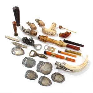 To rigt udskårne pibehoveder af merskum, cigarklipper af tand med montering af sterlingsølv, 6 frakkeskilte af sølv m.m. 19.-20. årh. 22