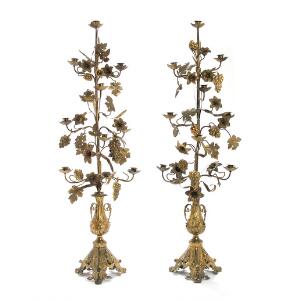 Et par kandelabre af forgyldt metal, rigt støbt med blade, druer og blomster, hver med otte lysholdere. 20. årh. H. 111. 2
