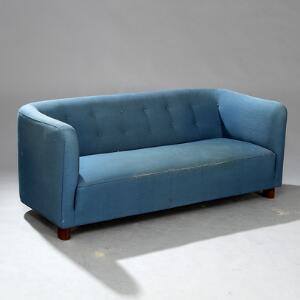 Dansk snedkermester To-en-halv pers. sofa med ben af bejdset eg. Sider, sæde samt dybthæftet ryg betrukket med blå uld. L. 180.