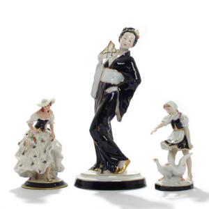 Geisha, gåsepige samt kvinde med blomsterkurv. Tre figurer af porcelæn, Royal Dux m.fl. H. 25-48. 3