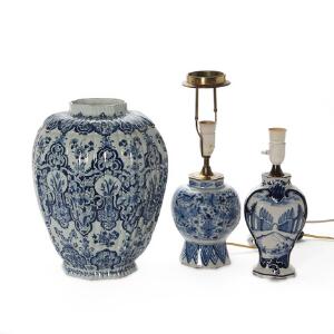 Stor riflet vase og to lamper af fajance, dekorerede i underglasur blå.  Holland, 18. årh. H. 39 cm. og lamperne H. 44 og 48 cm inkl. montering. 3