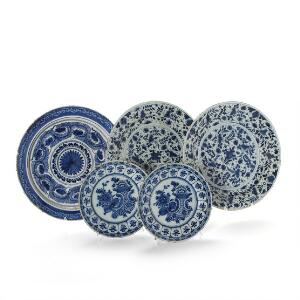 Tre fade og to tallerkener af fajance, dekorerede i underglasur blå med blomster og ornamentik. Holland 18. årh. Diam. 23-35 cm. 5