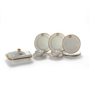 Samling porcelæn med Chr. VIIIs monogram bestående af lågfad, to par kopper, tre frokosttallerkener samt to dybe tallerkener. L. 27 cm. Diam. 20-22,5 cm. 11