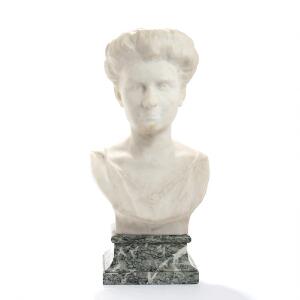 Andre Lenois, 19.-20. årh. Kvinde med opsat hår. Sign. Andre Lenois 1921. Buste af hvid marmor på stand af broget marmor. H. inkl. stand 64.