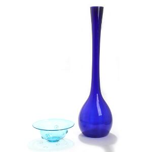 Arthur Percy Dråbeformet vase af koboltblåt glas. Antaglig udført hos Gullaskruf, Sverige. Samt skål af blåt glas. H. 12-94,5. Diam. 30. 2