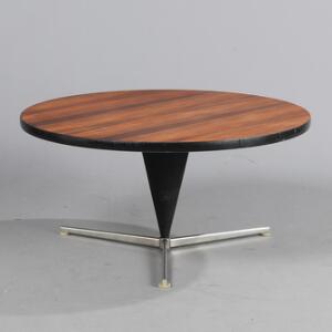 Verner Panton Cone Table. Cirkulært sofabord med plade af palisander, tre-pas fod. Udført hos Pluslinje. H. 40. Diam. 81.
