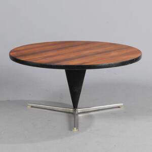 Verner Panton Cone Table. Cirkulært sofabord med plade af palisander, tre-pas fod. Udført hos Pluslinje. H. 40. Diam. 81.