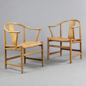 Hans J. Wegner Kina-stol. Et par armstole af bøg med sæde af flettet papirgarn. Udført hos Fritz Hansen. 2