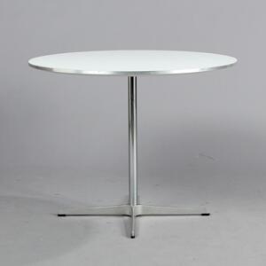 Arne Jacobsen Cirkulært bord med stamme af stål og firpasfod af aluminium, bordplade af hvid laminat. Udført hos Fritz Hansen. H. 70. Diam. 90.