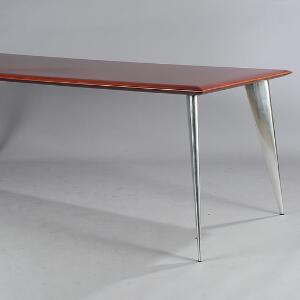 Philippe Starck Rektangulært spisebord med ben af poleret aluminium. Top af mahogni. Udført hos Aleph, Italien.