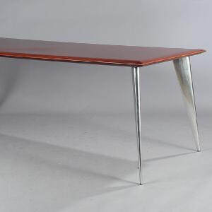 Philippe Starck Rektangulært spisebord med ben af poleret aluminium. Top af mahogni. Udført hos Aleph, Italien.
