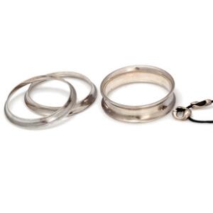 Georg Jensen Sæt på tre armringe samt halssmykke med vedhæng af sterlingsølv. Dessin nr. 240, 142 A og142 C. Diam. 6,8, 6,2 og 6,5 cm. L. ca. 60 cm. 4