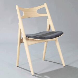 Hans J. Wegner Savbukkestolen. Stol af sæbebehandlet bøg. Sæde betrukket med grå alkantara. Model CH 29. Udført hos Carl Hansen  Søn.