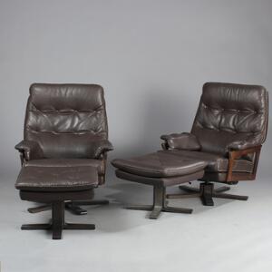 Arne Norell Et par højryggede lænestole med tilhørende skamler, drejefod af mørkbejdset træ, betrukket med brunt skind. Udført hos Vatne. 4