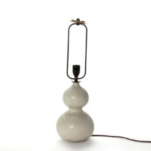 Axel Salto Gourdformet bordlampe af stentøj, dekoreret med lys grålig glasur. H. inkl. skærmholder 59.