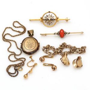En samling smykker af 14 og 18 kt. guld bestående af medaljon, armbånd, skjorteknapper, to brocher, øreclips og øreskrue. Kæde af 8 kt. guld medfølger. 10