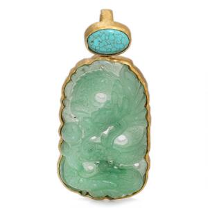 Jade- og turkisvedhæng af forgyldt sølv prydet med udskåret jade og cabochonslebet turkis. L. ca. 6,5 cm.