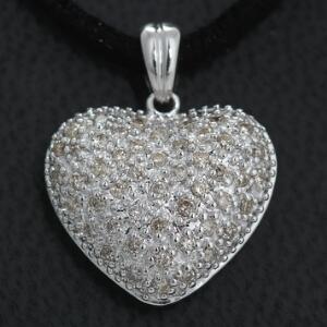 Diamantvedhæng af 14 kt. hvidguld i form af hjerte prydet med talrige brillantslebne diamanter. L. ca. 2 cm. Sort velourbånd med lås af sterling sølv medfølger.