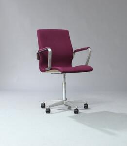 Arne Jacobsen Oxford. Kontorstol med drejestel af stål, opsat på hjul. Sæde, ryg samt armlæn betrukket med lilla uld. Model 3291.