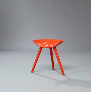 Mogens Lassen Skammel, senere orangelakeret. Halvcirkelformet sæde, runde tilspidsende ben. Udført hos snedkermester K. Thomsen.