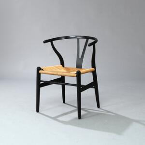 Hans J. Wegner Y-stol. Armstol med stel af sortlakeret træ. Sæde udspændt med papirgarnsflet. Model CH 24.