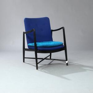 Finn Juhl Kaminstolen. Armstol med sortlakeret stel. Sæde, løs sædehynde og dybthæftet ryg betrukket med koboltblå og turkis uld.