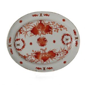 Kinesisk fad af porcelæn dekoreret i guld og rødt med flagermus, ferskner og longivity tegn. 20. årh. L. 41 cm