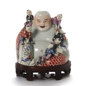 Kinesisk figur af porcelæn, Budai siddende med kravlende børn. 20. årh. H. 18 cm.