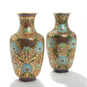 To orientalske cloisonné vaser i russisk stil, dekorerede med ornamentik og blomster på guld grund. 20. årh. H. 25,5. 2