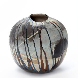 Ubekendt keramiker Rund vase af stentøj modelleret med asymmetrisk munding. Dekoreret med polykrom glasur. Utydeligt sign. H. 21,5.