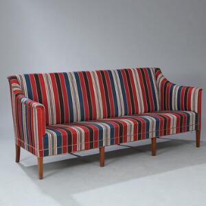 Kaare Klint Tre-pers. sofa opsat på ottebenet stel af mahogni. Sider, sæde samt ryg betrukket med rød, hvid og blåstribet Savak uld. L. 192.