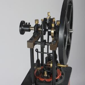 Model dampmaskine af bemalet metal og messing. 20. årh. H. inkl. underskab 136. B. 38. D. 36.