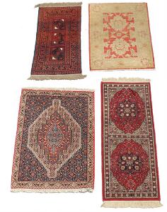 Senneh og Sarough foreligger, persisk tæppe i Ziegler design og afghansk Bochara foreligger. 101 x 72, 119 x 49, 93 x 67 og 94 x 49. 4