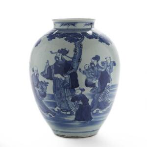 Kinesisk vase af porcelæn dekoreret i i underglasur blå med figurer. 20. årh. H. 33 cm.