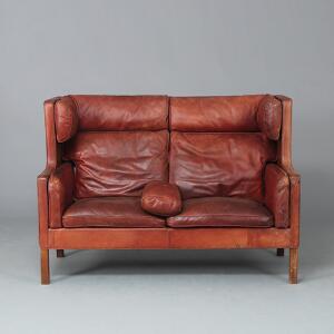 Børge Mogensen Kupé. To-pers. sofa med stel af mahogni. Sider, ryg samt løse hynder betrukket med rødbrunt skind. Model 2192.