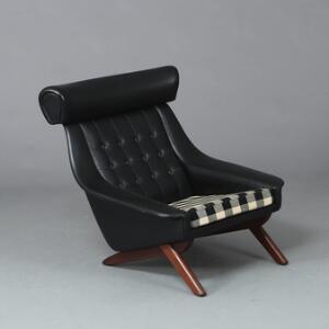 Dansk møbeldesign Lænestol med stel af teak. Sider og ryg betrukket med sort vinyl. Løs sædehynde betrukket med sorthvid-ternet stof.