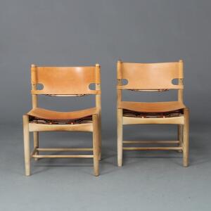 Børge Mogensen Et par stole med stel af eg, sæde og ryg med udspændt kernelæder. Model 237. Udført hos Fredericia Stolefabrik. 2