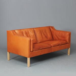 Børge Mogensen Fritstående to-pers. sofa med ben af eg. Sider, ryg samt løse hynder betrukket med brunt farvet skind. Model 2212.