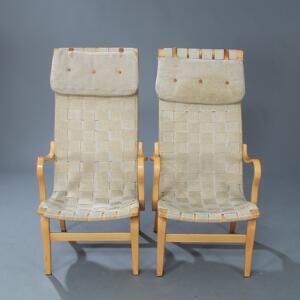 Bruno Mathsson Eva. Et par højryggede armstole med stel af formbøjet, lamineret bøg. Sæde og ryg udspændt med gjorde. 2