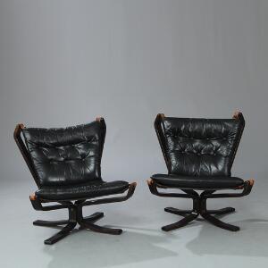 Ubekendt designer Et par hvilestole med stel af bejdset bøg, ophæng af kanvas, løse hynder med sort patineret skind. 2